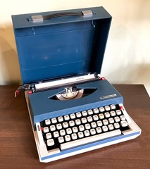 VINTAGE 1960’s. / 1970’s royal sprite manual typewriter blue white case works