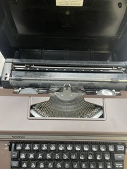 BROTHER ELECTRIC TYPEWRITER MODEL 3800 CORRECT-o-RITER WITH HARD CASE & POWER CO