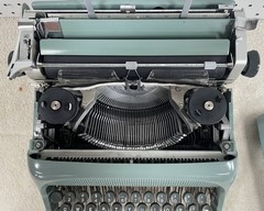 1948 Underwood Olivetti Studio 44 Typewriter NEAR MINT CONDITION w/ Flocked Case