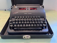 Smith-Corona Clipper Typewriter • Black Crinkle • Glass Key Portable w/Case