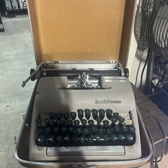 1950s SMITH CORONA CLIPPER PORTABLE TYPEWRITER