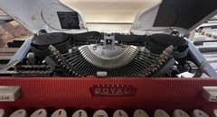 Royal Futura 800 Typewriter Rare Red White & Blue Tri-Color Model W Leather Case