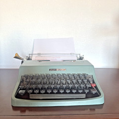 Nice! Serviced – 1971 Olivetti Lettera 32 Spanish Keyboard Portable Typewriter