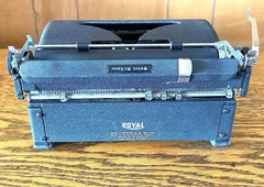 Vtg 1940’s-50’s ROYAL Quiet De Luxe Portable Manual Typewriter & Case EXCELLENT!