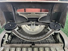 1950’s Underwood Finger Flite Champion Typewriter, Excellent Condition w/Case!