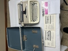 Vintage 1967 Nice Royal Safari Portable Typewriter W/Case – Types & Looks V/Well