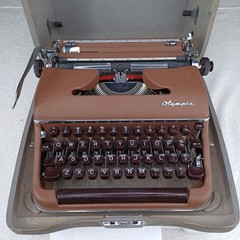 Olympia SM3 Brown De Luxe Typewriter Key Case WERKE AG. WILHELMSHAVEN