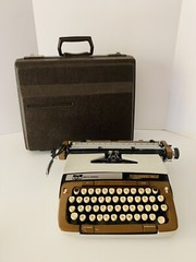 VTG Smith Corona Classic 12 Manual Typewriter with Case RARE Brown