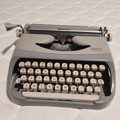 GOOD CONDITION Royal Royalite Portable Manual Typewriter Grey READ DESCRIPTION