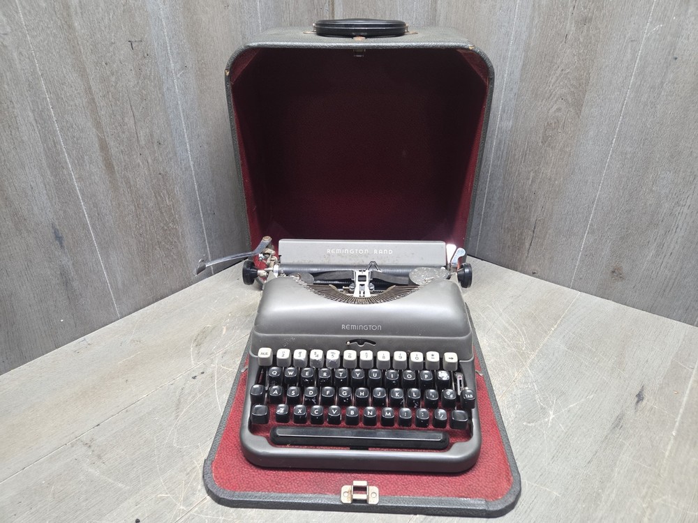 Remington Rand Portable Vintage Manual Typewriter with Carrying Case