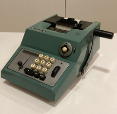 OLIVETTI SUMMA PRIMA 20 ADDING MACHINE. GREEN. MANUAL.MARCELO NIZZOLI DESIGN 60s