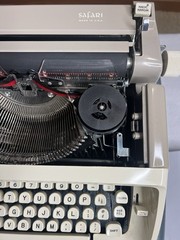 Vintage 1967 Nice Royal Safari Portable Typewriter W/Case – Types & Looks V/Well