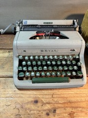 Vintage 1953 Royal Quiet De Luxe Portable Typewriter Working in Case #2