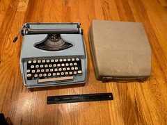 VINTAGE 1960’S REMINGTON RAND HOLIDAY TURQUOISE TYPEWRITER w COVER MADE HOLLAND