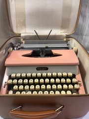 Vtg 1957 Pink Royal Quiet De Luxe Typewriter – Rare Heritage Color – w/ Case!
