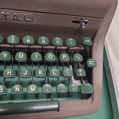 Vintage 1950s ROYAL Quiet De Luxe Typewriter w/ Case