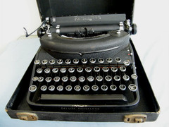 Vintage Remington Deluxe Noiseless Portable Manual Typewriter w/Original Case
