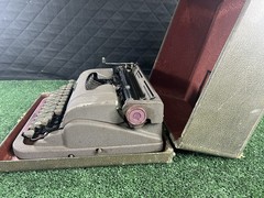 1950’s Underwood Finger Flite Champion Typewriter, Excellent Condition w/Case!