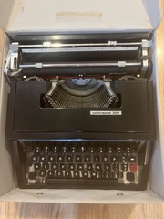 UNDERWOOD 320 Manual Typewriter Black Vintage made in Spain w/ Case