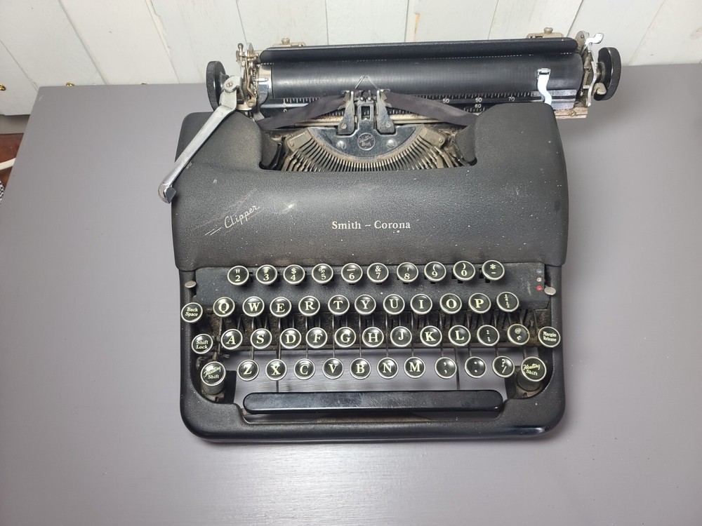 1947 4C Smith Corona Clipper Portable Typewriter w/ Original Case