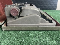 1950’s Underwood Finger Flite Champion Typewriter, Excellent Condition w/Case!