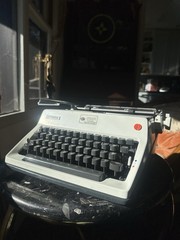 1972 Olympia SM9 De Luxe Portable Typewriter Elite Font with Case Clean & Tested