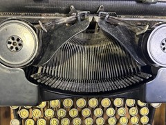1920s-30s Royal Model O Glossy Black Portable Manual Typewriter in Case