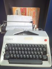 Olympia De Luxe SM-9 Typewriter W. Germany