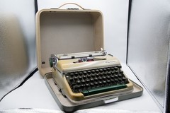 Serviced 1961 Olympia SM4 Manual Portable Typewriter QWERTZ German Keys, w/ Case