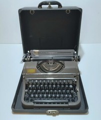 UNDERWOOD Champion Typewriter in Case-Working Circa 1950s