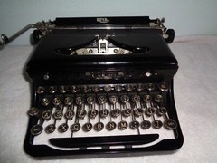 Vintage 1930’s Royal Model O Portable Typewriter With Case