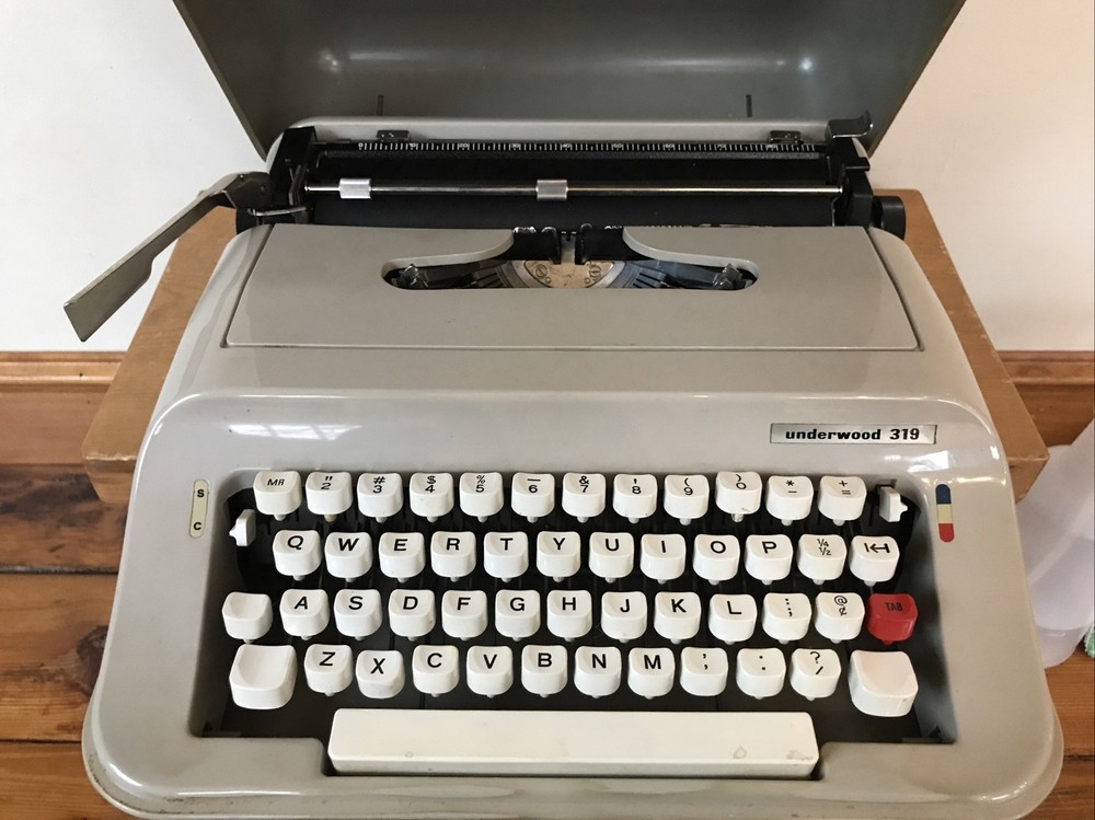 Vintage Underwood 319 Beige Green Portable Typewriter w/ Travel Case + Handles