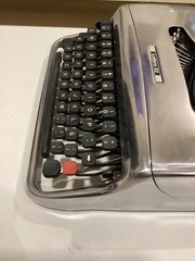 OLIVETTI LETTERA 22 TYPEWRITER. MOMA. SPANISH LAYOUT. SILVER . ELITE FONT.