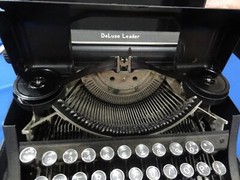 VINTAGE 1940 UNDERWOOD DELUXE LEADER PORTABLE TYPEWRITER, CASE, USER MANUAL
