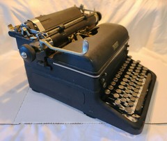 BLACK ANTIQUE ROYAL 1939 MAGIC MARGIN TYPEWRITER