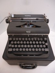 1946 Royal De Luxe Typewriter in Classic Black w/ Case, New Ribbon, Tested NICE