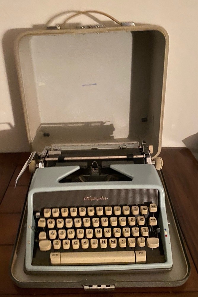 Vintage West Germany Olympia Turquoise Light Blue Typewriter In Original Case