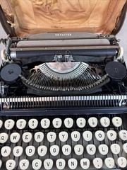 Vintage Smith Corona Skyriter Ultra Portable Light Typewriter In Case Flaws