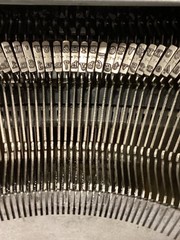 OLIVETTI LETTERA 22 TYPEWRITER. MOMA. SPANISH LAYOUT. SILVER . ELITE FONT.