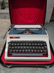 ERIKA 42 TYPEWRITER. SPANISH LAYOUT. TECNO PICA FONT. MADE IN GERMANY (GDR) 1974