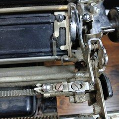 1930’s Royal KHM Working Antique Desktop Typewriter in good condition TD