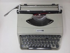 Underwood 18 Manual Typewriter Gray Made in Italy Desktop Office Machine