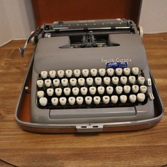 1958 Smith Corona Silent-Super Portable Typewriter Vintage Mid Century w Case