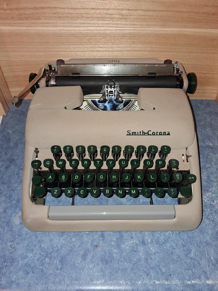 Vntg 1950’s Smith Corona Clipper Portable Manual Typewriter-Nice&Clean-Works!!