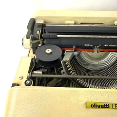 Olivetti Lettra 35 Portable Manual Typwriter Beige , Vintage with Case