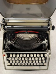 Remington Monarch Portable Typewriter Vintage 1960s two-tone color scheme