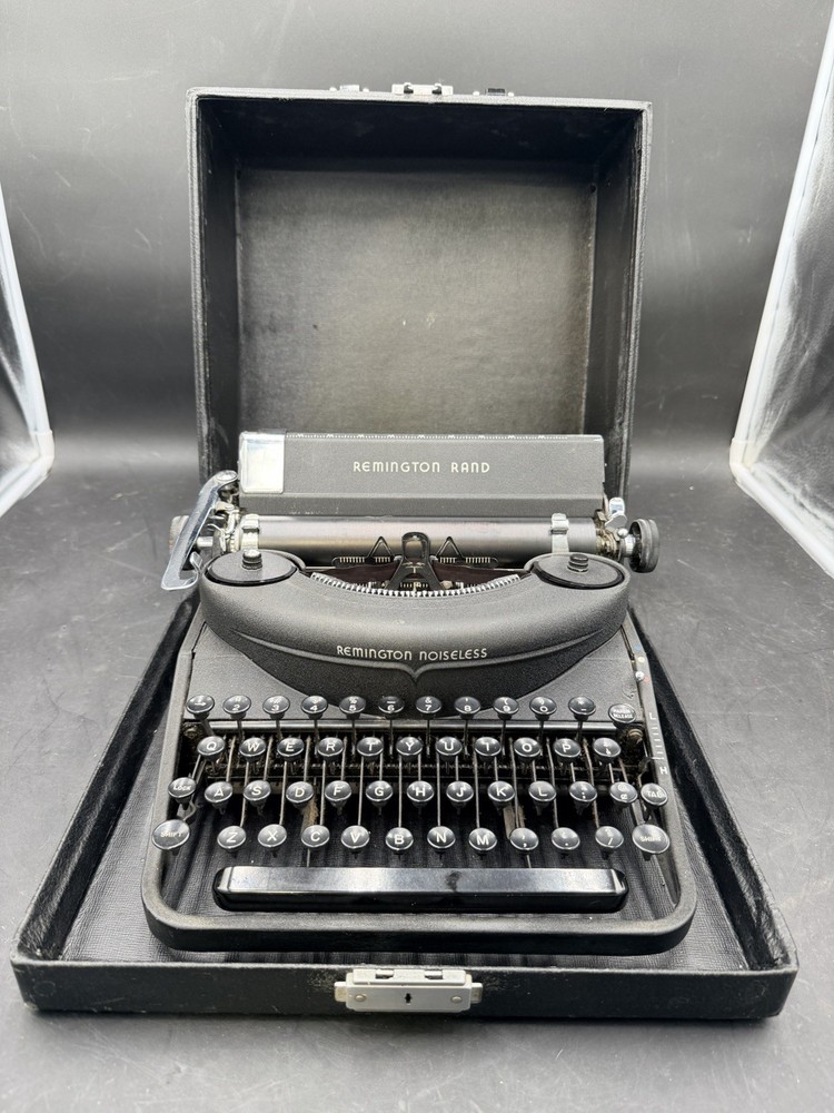 Vintage Remington Rand Noiseless Portable Typewriter Model 7 in Case, 1935