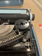 c1970s Blue Teal Remington Streamliner Portable Typewriter / Untested / Damaged