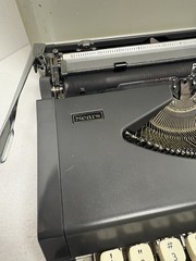 Sears Manual 1 Ultra-portable Typewriter w/ Hard Case – Model 161. 52602
