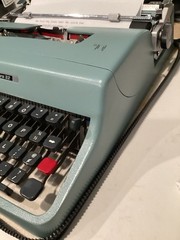 Olivetti Underwood Lettera 32 Typewriter, Vintage Blue Italy Made w/ Case